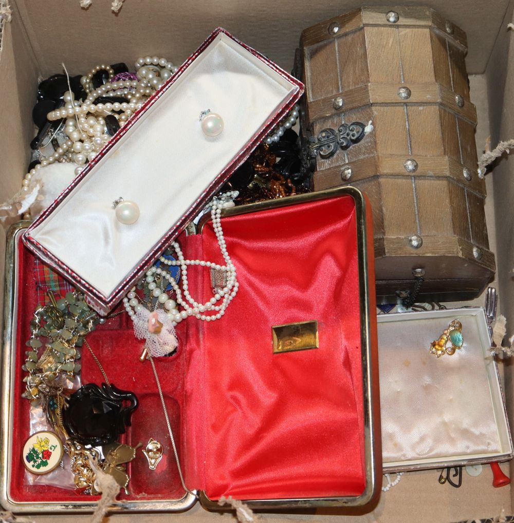 A quantity of assorted costume jewellery.